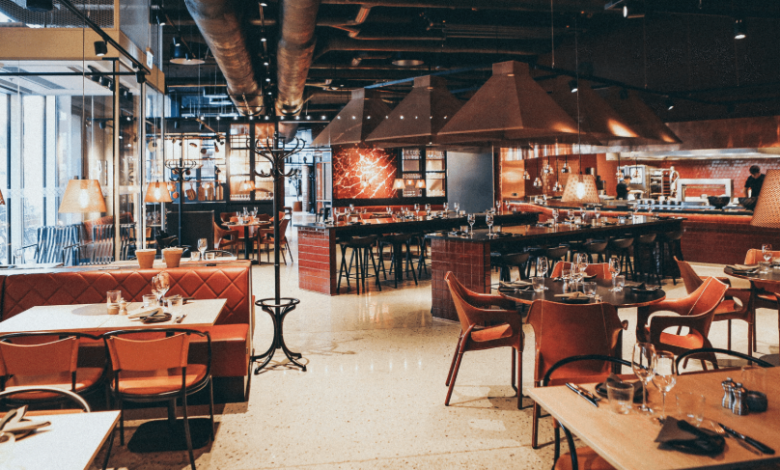 WHAT KIND OF TABLES DO RESTAURANTS USE